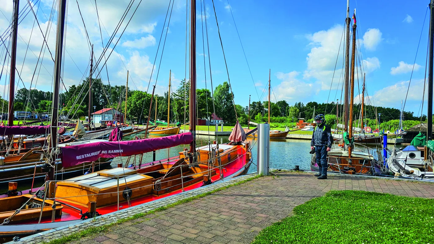 Traditionelle Zeesboote im Hafen Traditionelle Zeesboote im Hafen
